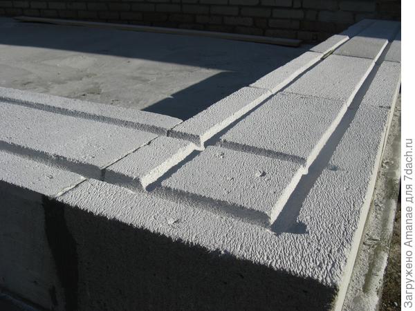 Готовые пропилы для закладки армопояса, делаем каждые 3 слоя блоков.