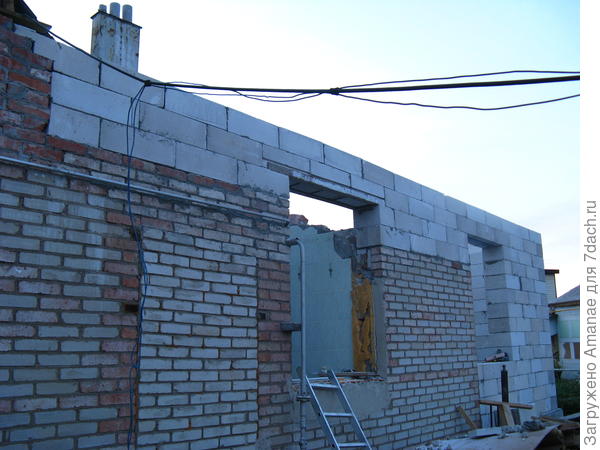 4 августа, подняли стены до общего уровня крыши, подготовили к заливке армопояса.