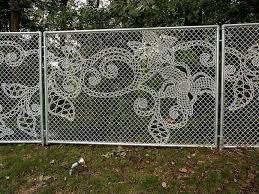 Вышивка на сетке забора