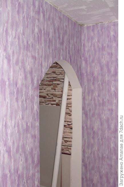В процессе ремонта комнаты - фиолетовые обои