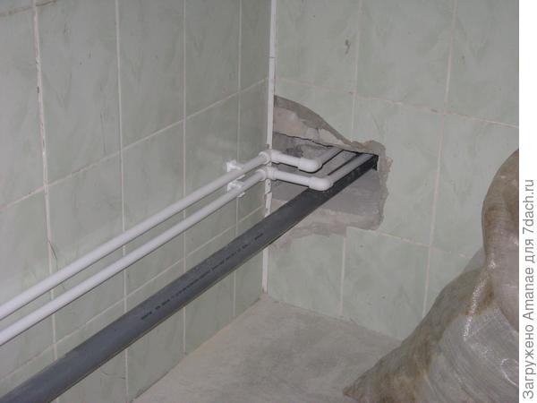 Дыра в стене и новые трубы
