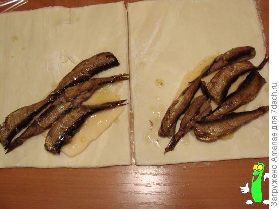 Кусочек рецепта, где видно, как укладываются шпроты.