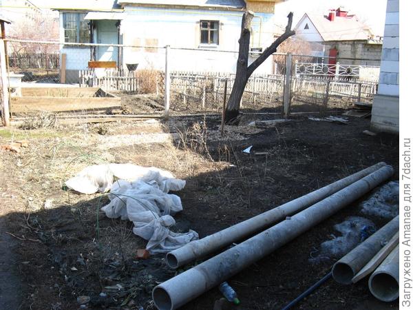 В тени дома пока сыро и прохладно