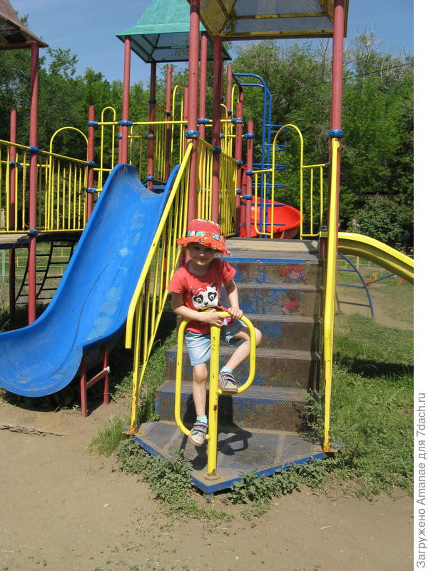 На детской площадке на турбазе