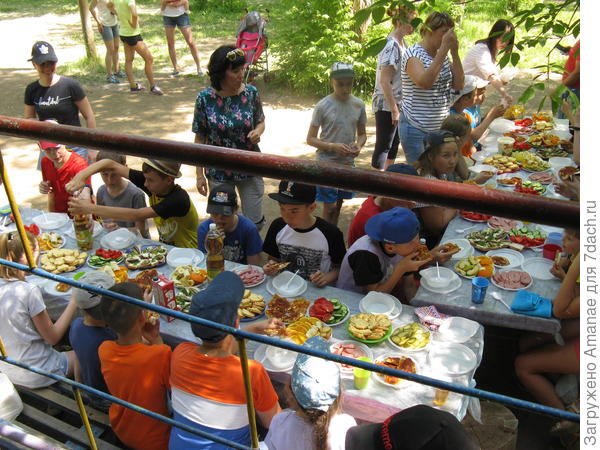 Первый подход к еде: салаты и окрошка