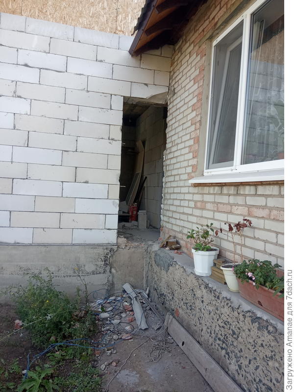Сломали часть стены