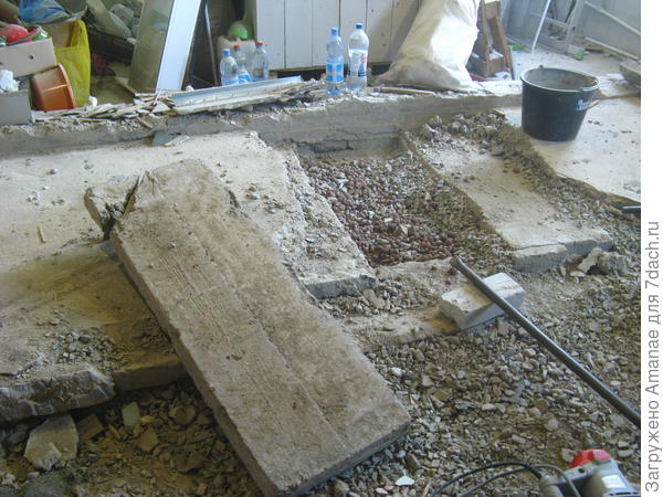 Безобразие под теплыми полами. Бетонные плиты выковыривали даже из керамзита, который был насыпан под черновым полом.
