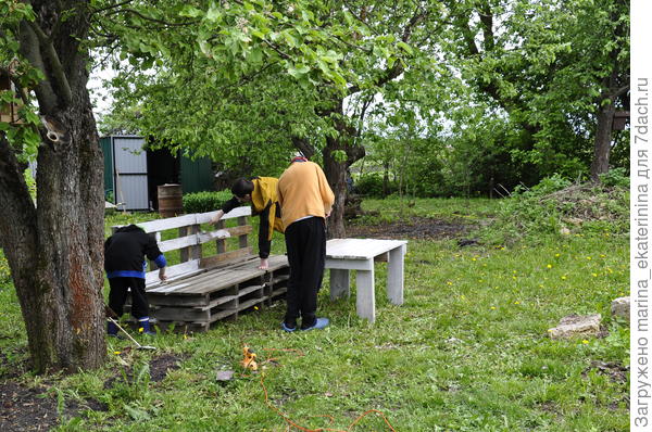 Красим мебель