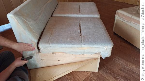 Диван внутри