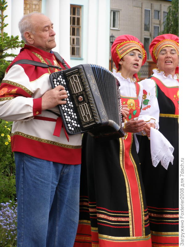 гармонист у нас хороший