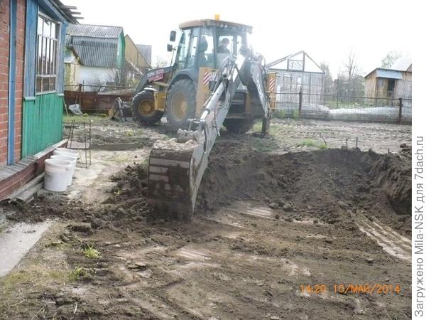 снизу выгребаем землю