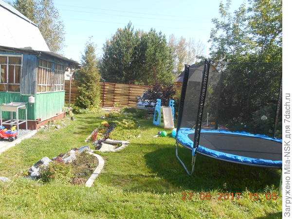 Вид с участка на вход и на забор