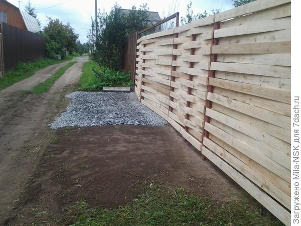 вид вдоль забора с улицы