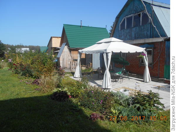 Вид на дом со стороны бани