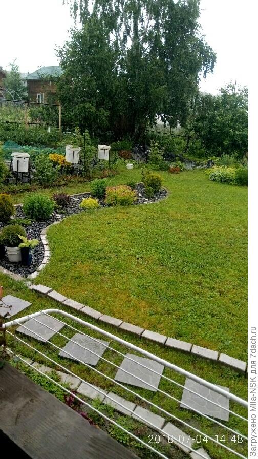 дорожка от лужайки отделена кирпичиками&quot;