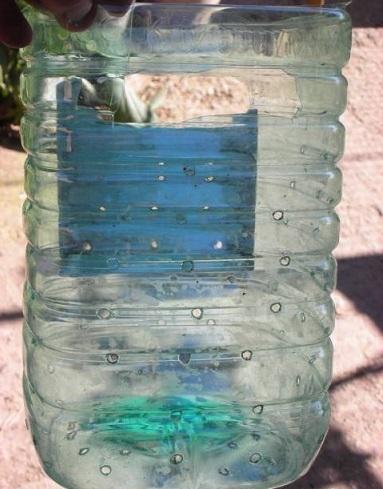 срезаю горлышко по плечики, внизу -в дне и боках-паяльником делаю дырки для стока воды