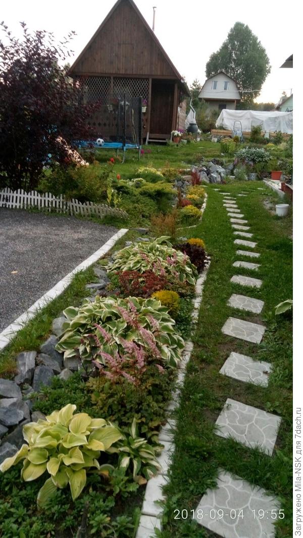 Это вид на левую сторону от входа. Справа дом (его не видно на фото).