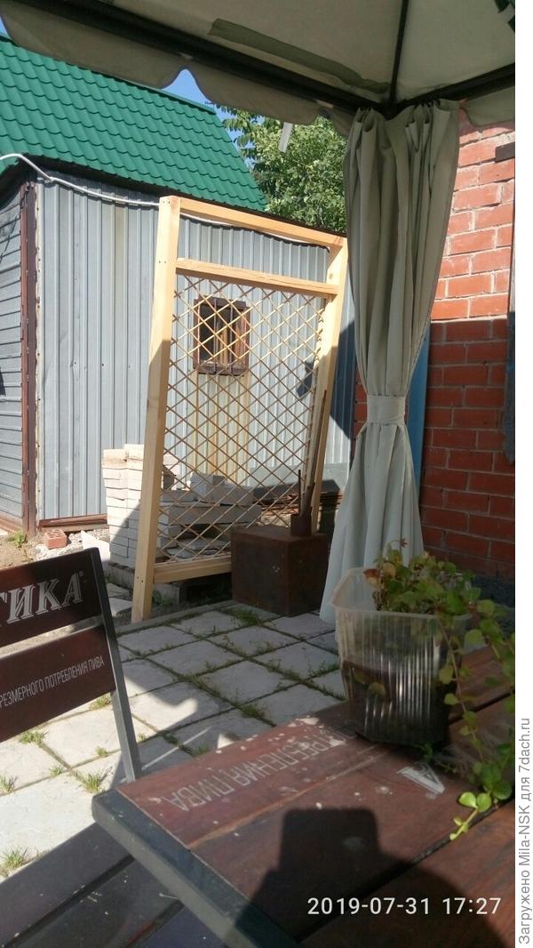 Прислонютилась к месту...