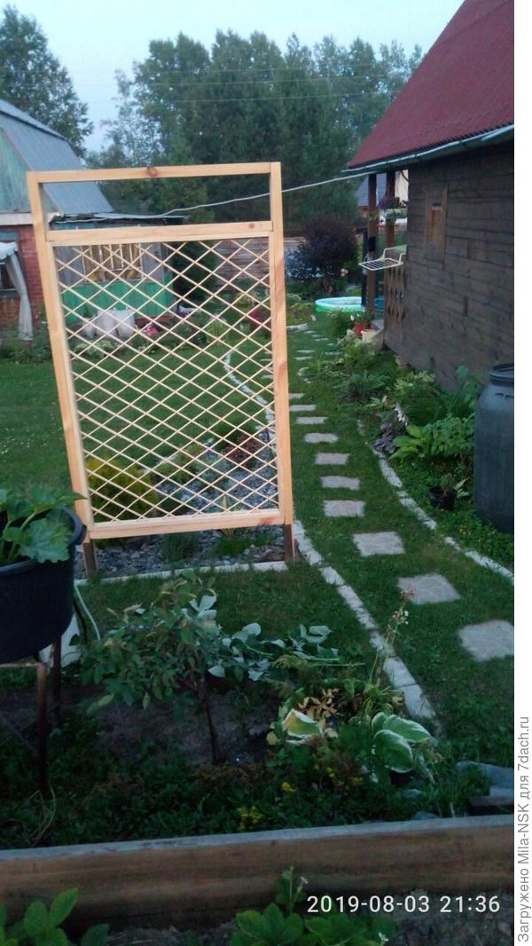 Вот здесь видна дорожка вдоль бани