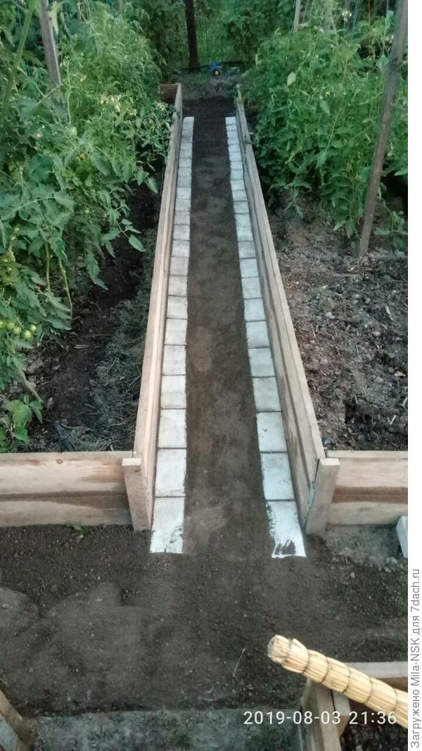 Ну а это я все же доделала... Через пару недель травка начнет прорастать, а по кирпичикам будет катиться газонокосилка...