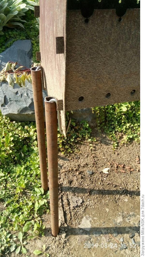 Изогнул длинные гвозди крючками и подвесил мангал.