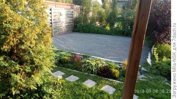 Вид на парковку с крыльца.