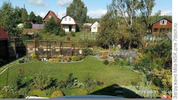 Вид на юго-западную (правую) часть участка со второго этажа дома