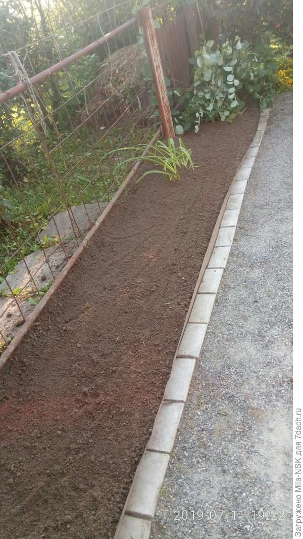 вид вдоль забора