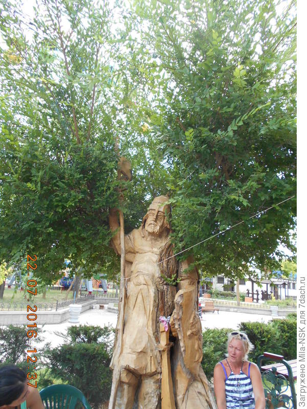 С одной стороны ветки живые растут, а с другой вот такая фигура вырезана. Дерево живое.