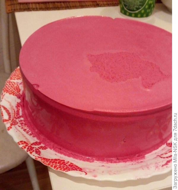 Это блямба сверху получилась, т.к. накрывашка провалилась и пристыла