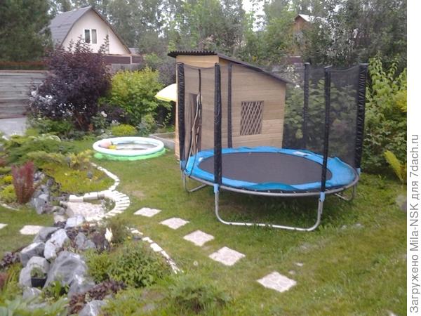 Детская площадка между баней и парковкой