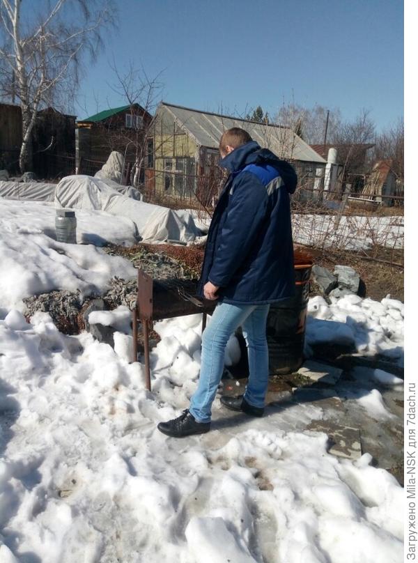 зять нажарил мяса на мангале