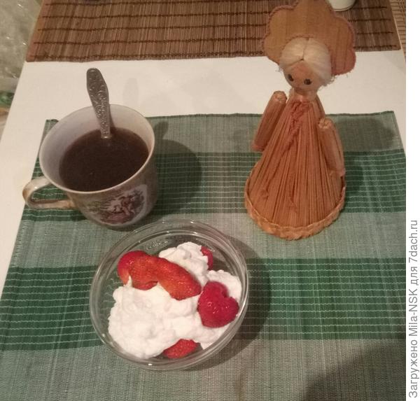 Мое любимое летнее лакомство: клубника со сливками