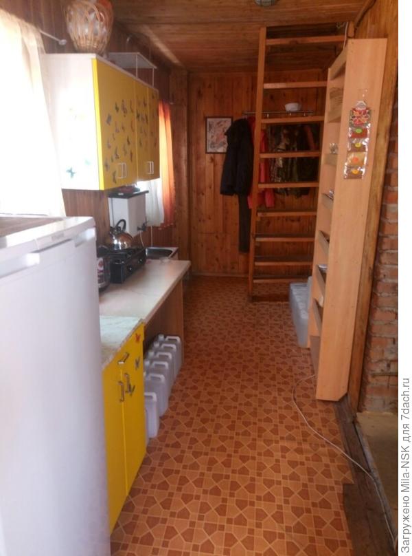 а здесь практически весь коридор-кухня просматривается, лестницу хорошо видно