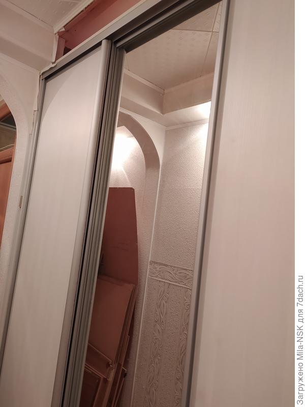 А это мой новый шкаПчик. В самом коридоре нужно еще кое-то подделать, т.к.после старого шкафа остались пустые пространства.