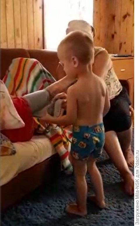 Меряем давление прабабушке.