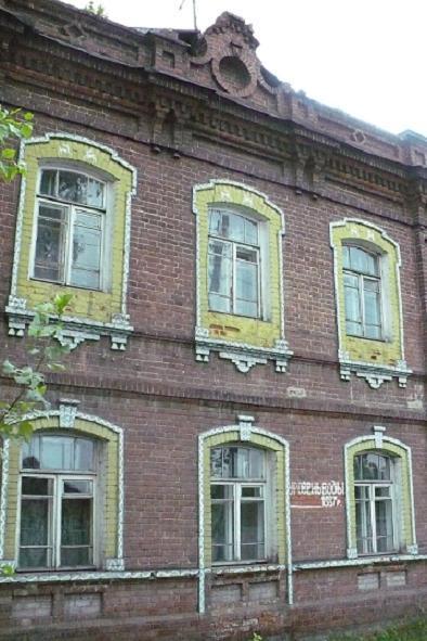 На стене этого дома стоит отметка, до которой в 1913 году при разливе Енисея поднималась вода. И это при том, что Енисей течет далеко внизу!