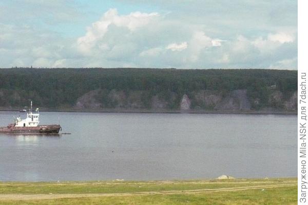 Красавица Ангара. Вдали в отрывистом берегу видны штольни. Там раньше добывали руду.