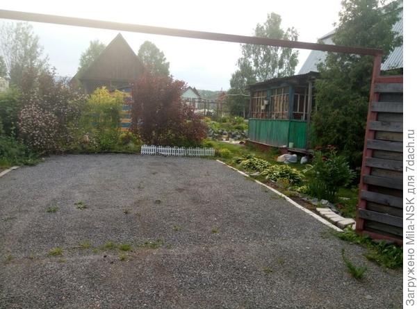 Вид на парковку с улицы