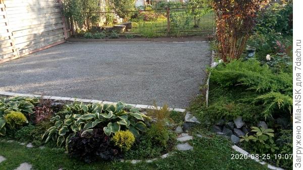 Вид на парковку с крыльца дома