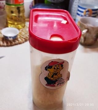 Вот этим мои банкам (набор из 7 шт.) уже 36 лет! Я покапала их, когда мы в общежитие заселились. Так они со мной до сих пор и кочуют по всем моим квартирам. Наклейки на них тоже из набора.