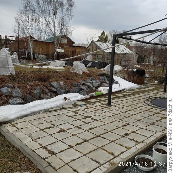 Снега почти нет.