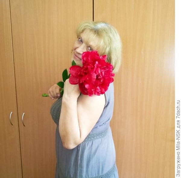 (Цветок, тот который красный... Хотя... в синеньком тоже, вроде бы, ничего...)