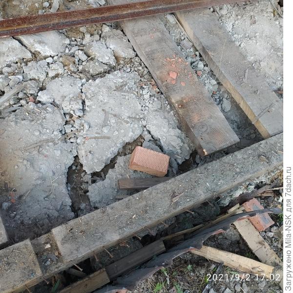 Так называемые лаги лежат прямо на куче мусора...