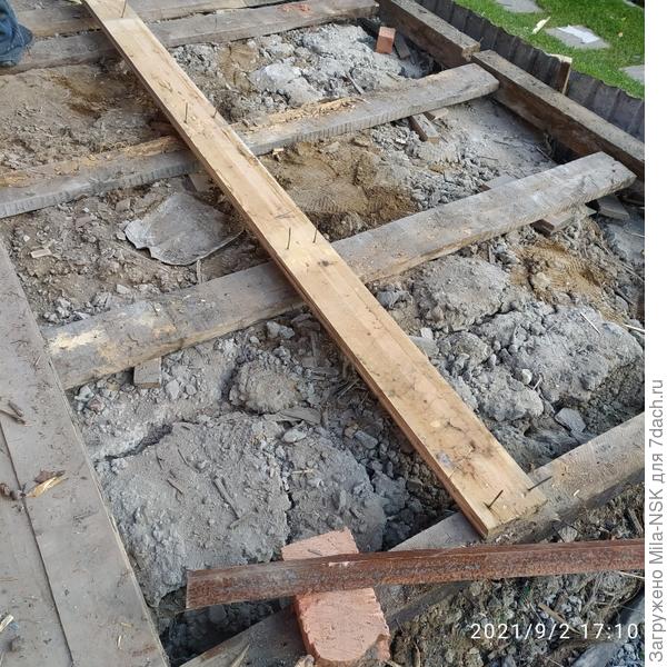 А строительный мусор, чтобы далеко не возить, скидали под пол и прямо на него плашмя положили &quot;лаги&quot;..