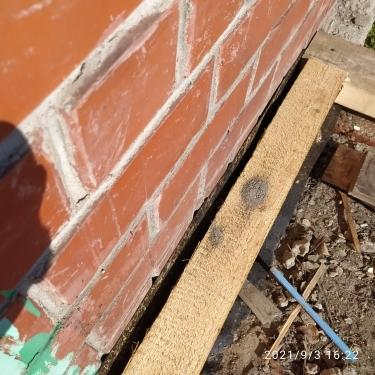 Стена дома кривая. В одном углу брус прилегает к стене почти вплотную.