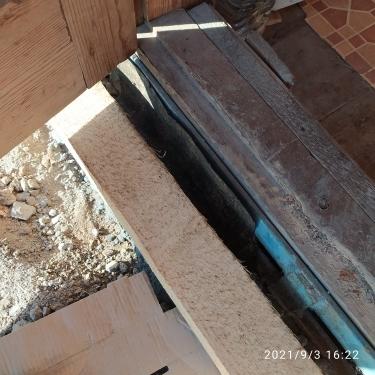 А в другом отстает примерно на 6-7см. Надо запенивать?