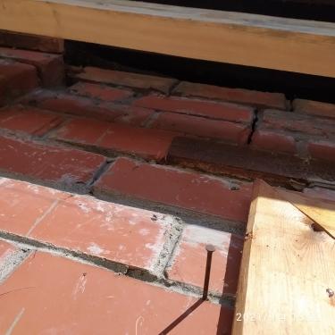 Левый край. Верхняя продольная часть обвязки. Отстаёт от стены дома на внушительное расстояние.