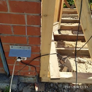 Низ. Брус вплотную к стене.