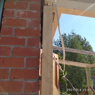 Верх. Брус выставлен строго вертикально. Отстаёт от стены сантиметров на 7-8.